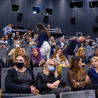 "Karty Rossiniego" - Narodowy Teatr Morawsko-Śląski. Scena Otwarta 2021 - Grupa ludzi z założonymi maseczkami siedzi na widowni, a pozostali zajmują dopiero swoje miejsca.  - Fot. Przemysław Sroka