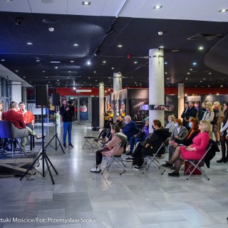 "Karty Rossiniego" - Narodowy Teatr Morawsko-Śląski. Scena Otwarta 2021 - Grupa ludzi przysłuchuje się wypowiedziom artystek. - Fot. Przemysław Sroka