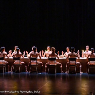 "Karty Rossiniego" - Narodowy Teatr Morawsko-Śląski. Scena Otwarta 2021 - Artyści w bieliźnie siedzą na krzesłach wokół dużego stołu, wykonując identyczne ruchy. - Fot. Przemysław Sroka