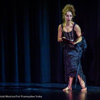 "Karty Rossiniego" - Narodowy Teatr Morawsko-Śląski. Scena Otwarta 2021 - Artystka porusza się na scenie, trzymając w rękach czerwoną teczkę. - Fot. Przemysław Sroka