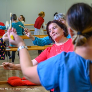 Warsztaty choreoterapii - Taniec terapeutyczny w pracy z osobami z niepełnosprawnościami. Scena Otwarta 2021 - Uczestniczki warsztatów z pędzlami w rękach przedstawiają ruchy tańca terapeutycznego. - Fot. Przemysław Sroka