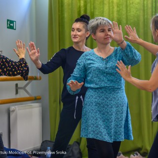 Warsztaty choreoterapii - Taniec terapeutyczny w pracy z osobami z niepełnosprawnościami. Scena Otwarta 2021 - Kobiety biorące udział w warsztatach tańczą na wprost siebie. - Fot. Przemysław Sroka