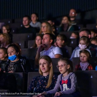 Teatr Młodych Widzów - "Miś Tymoteusz" - spektakl Teatru Rabcio - Grupa osób w tym liczne dzieci siedzą na widowni i patrzą w kierunku sceny. - Fot. Przemysław Sroka