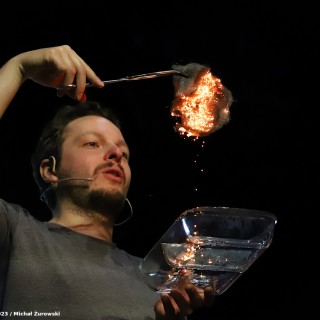 Ogień i woda - pokazy popularnonaukowe dla grup zorganizowanych - fot. Michał Żurowski