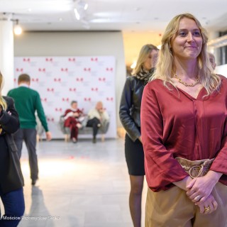 Wernisaż wystawy "Performance Dance" - Kobiety stoją w holu. Jedna z nich się uśmiecha. - Fot: Przemysław Sroka