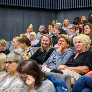 Babski Poniedziałek - Moje wielkie greckie wesele 3 - Kobiety siedzą na widowni. Kilka z nich się uśmiecha. - Fot: Przemysław Sroka