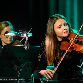 Koncert Muzyki Filmowej Maestro Krzesimira Dębskiego - Dwie kobiety grają na skrzypcach. - Fot: Przemysław Sroka