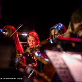 Koncert Muzyki Filmowej Maestro Krzesimira Dębskiego - Członkowie orkiestry grają na instrumentach. - Fot: Przemysław Sroka