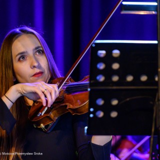 Koncert Muzyki Filmowej Maestro Krzesimira Dębskiego - Kobieta gra na skrzypcach. - Fot: Przemysław Sroka