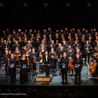Requiem Mozarta - koncert Orkiestry i Chóru Filharmonii Krakowskiej - Orkiestra i chór stoją na scenie. - Fot: Przemysław Sroka