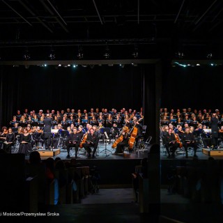 Requiem Mozarta - koncert Orkiestry i Chóru Filharmonii Krakowskiej - Orkiestra i chór występują na scenie. - Fot: Przemysław Sroka