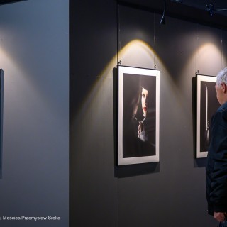 "Women" - wystawa fotografii Doroty Góreckiej - Mężczyzna stoi w holu i ogląda wystawę fotografii. - Fot: Przemysław Sroka