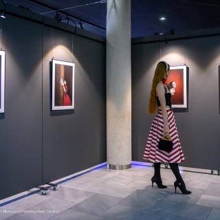 "Women" - wystawa fotografii Doroty Góreckiej - Kobieta stoi w holu i ogląda wystawę fotografii. - Fot: Przemysław Sroka