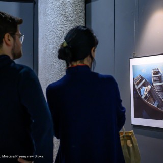 "Women" - wystawa fotografii Doroty Góreckiej - Dwaj mężczyźni i kobieta oglądają wystawę fotografii. - Fot: Przemysław Sroka