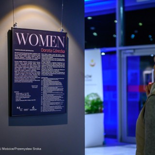 "Women" - wystawa fotografii Doroty Góreckiej - Kobieta stoi w holu i czyta informacje o wystawie. - Fot: Przemysław Sroka