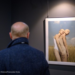 "Women" - wystawa fotografii Doroty Góreckiej - Mężczyzna ogląda fotografię przedstawiającą dwie kobiety. - Fot: Przemysław Sroka