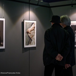 "Women" - wystawa fotografii Doroty Góreckiej - Dwie osoby stoją obok siebie i oglądają wystawę fotografii. - Fot: Przemysław Sroka