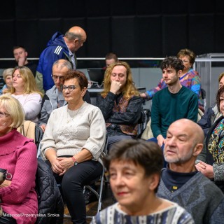 Senior w Centrum - koncert chóru Siemaszki - Publiczność siedzi i słucha koncertu. - Fot: Przemysław Sroka