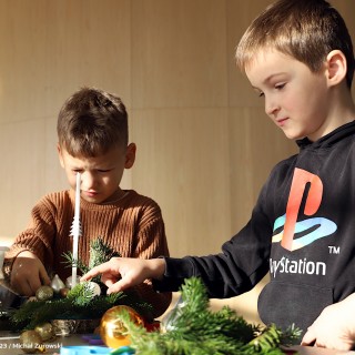 „Stroiki bożonarodzeniowe” warsztaty dla grup zorganizowanych przedszkolnych i wczesnoszkolnych - Dwaj chłopcy robią stroiki. - fot. Michał Żurowski